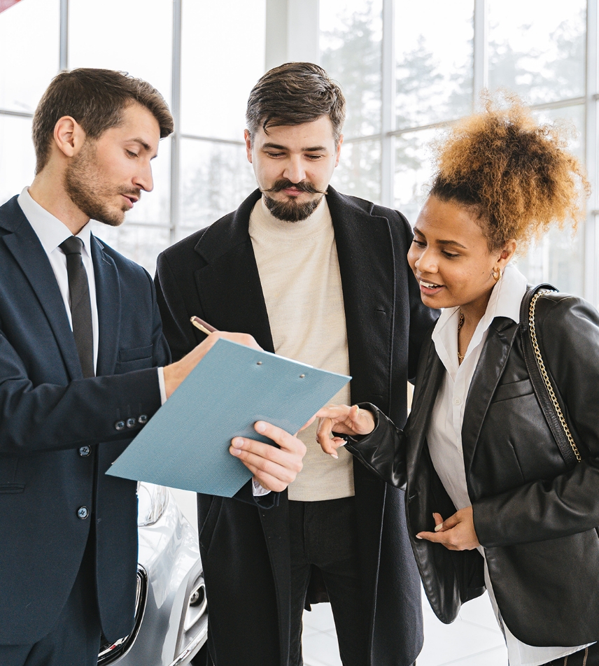 Discussion dans un concession automobile